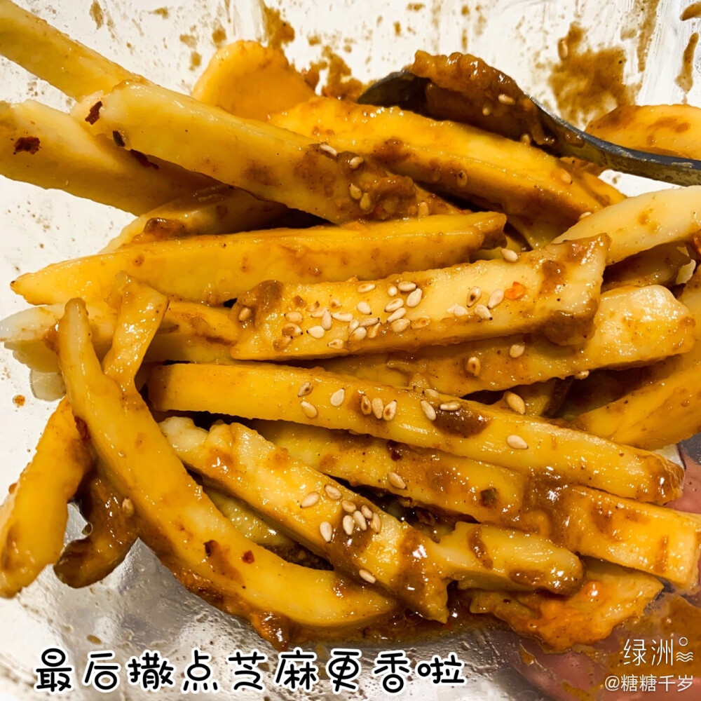 #宅家美食日记##糖的瞎捣鼓# 揉面真是个宅家浪费时间锻炼身体的好活儿！ 纪念一下我的手擀面处女作！好吧我知道不太行…但是！我可以搞个好吃的拌面酱酱拯救它花生酱➕芝麻酱➕香油的搭配！！谁吃谁知道！我这次把香油换成了花椒油，麻麻的更带劲啦！加了点糖可以提鲜。这味道和这粗粗短短的面条让我莫名有了吃甜水面的感觉 绿洲