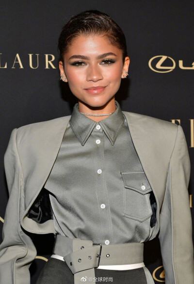 #Zendaya# 赞达亚出席时尚活动 ，极具设计感的西服套装，复杂又繁琐的裙裤设计，只有这种模特身材才能hold住吧！