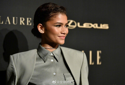 #Zendaya# 赞达亚出席时尚活动 ，极具设计感的西服套装，复杂又繁琐的裙裤设计，只有这种模特身材才能hold住吧！