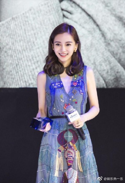 杨颖（Angelababy），1989年2月28日出生于上海市，华语影视女演员、时尚模特。2003年，Angelababy以模特身份在香港出道。2007年，她开始将工作重心转向大银幕。2011年在爱情片《夏日乐悠悠》中首次担任女主角。2012年凭借言情片《第一次》获得第13届华语电影传媒大奖最受瞩目女演员奖。2014年凭借真人秀《奔跑吧兄弟》赢得广泛关注；同年，她还因出演古装片《狄仁杰之神都龙王》获得第21届北京大学生电影节最受欢迎女演员奖。2015年，其主演的冒险片《鬼吹灯之寻龙诀》票房突破16亿人民币，而她也凭借该片获得第33届大众电影百花奖最佳女配角奖。2017年其主演的古装剧《孤芳不自赏》取得全国同时段电视剧收视冠军。创业时代。