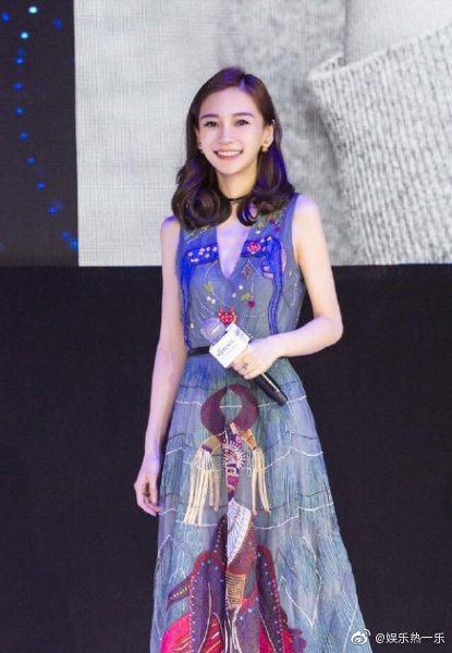 杨颖（Angelababy），1989年2月28日出生于上海市，华语影视女演员、时尚模特。2003年，Angelababy以模特身份在香港出道。2007年，她开始将工作重心转向大银幕。2011年在爱情片《夏日乐悠悠》中首次担任女主角。2012年凭借言情片《第一次》获得第13届华语电影传媒大奖最受瞩目女演员奖。2014年凭借真人秀《奔跑吧兄弟》赢得广泛关注；同年，她还因出演古装片《狄仁杰之神都龙王》获得第21届北京大学生电影节最受欢迎女演员奖。2015年，其主演的冒险片《鬼吹灯之寻龙诀》票房突破16亿人民币，而她也凭借该片获得第33届大众电影百花奖最佳女配角奖。2017年其主演的古装剧《孤芳不自赏》取得全国同时段电视剧收视冠军。创业时代。