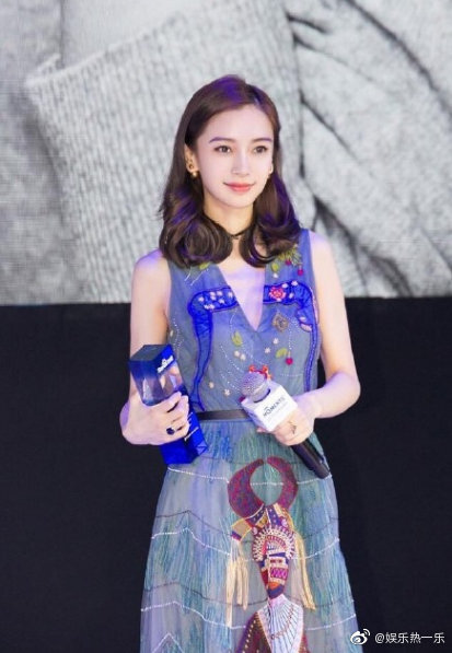 杨颖（Angelababy），1989年2月28日出生于上海市，华语影视女演员、时尚模特。2003年，Angelababy以模特身份在香港出道。2007年，她开始将工作重心转向大银幕。2011年在爱情片《夏日乐悠悠》中首次担任女主角。2012年凭借言情片《第一次》获得第13届华语电影传媒大奖最受瞩目女演员奖。2014年凭借真人秀《奔跑吧兄弟》赢得广泛关注；同年，她还因出演古装片《狄仁杰之神都龙王》获得第21届北京大学生电影节最受欢迎女演员奖。2015年，其主演的冒险片《鬼吹灯之寻龙诀》票房突破16亿人民币，而她也凭借该片获得第33届大众电影百花奖最佳女配角奖。2017年其主演的古装剧《孤芳不自赏》取得全国同时段电视剧收视冠军。创业时代。