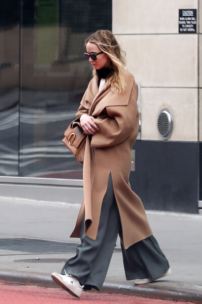 Jennifer Lawrence
Coat-Toteme / Bag-3.1 Phillip Lim
and Cooke Maroney are Spotted on a Romantic Arm-in-Arm Stroll in New York City 04.02.2020
[weibo@-slyvieCX-]