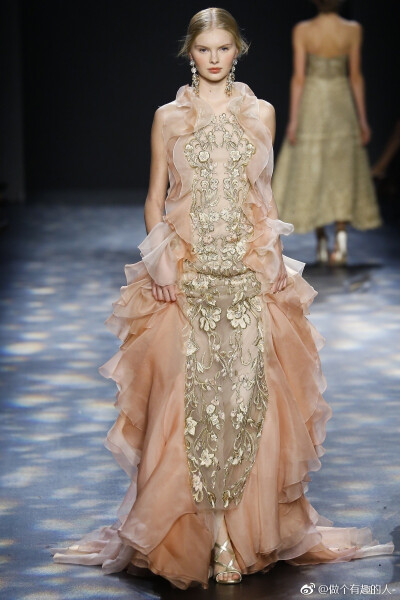 Marchesa 2016 Resort。玛切萨2016早春度假系列。有如高级定制般卓绝的设计与极致的手工，从优雅温婉的短裙到震慑四座的礼服，每一件都宛如从神话中不慎坠入凡尘，但依旧是美到让人无法反驳。巧夺天工四个字，也真正…