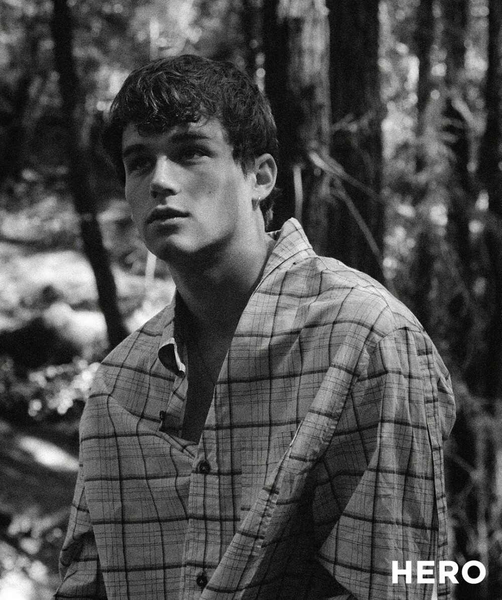 布兰登·弗林 Brandon Flynn， 1993年10月11日出生于美国佛罗里达迈阿密。