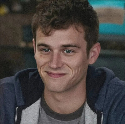 布兰登·弗林 Brandon Flynn， 1993年10月11日出生于美国佛罗里达迈阿密。