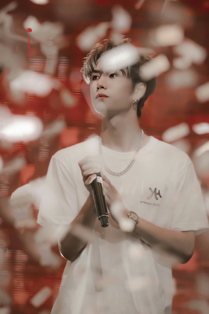 王一博。
cr 一肖如梦 | midnightdream