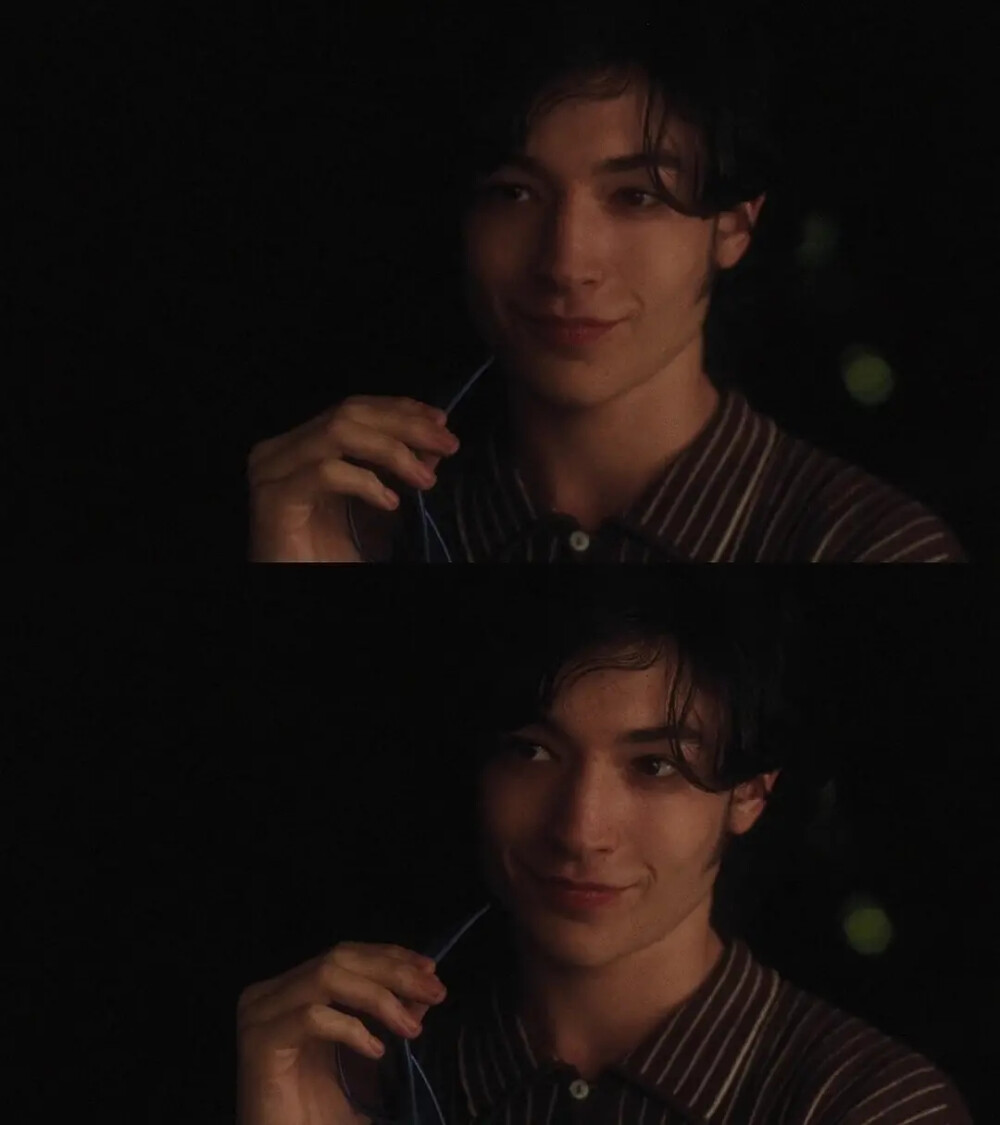 埃兹拉·米勒 Ezra Miller
1992-09-30
出生地: 美国,新泽西州,Wyckoff
埃兹拉·米勒是一位多才多艺的90后演员，不仅涉猎影视，还是位优秀的歌者。
米勒出生在新泽西，母亲是一位现代舞演员，他很小就展现出了才华横溢的一面，6岁就登上了舞台剧演唱，小小年纪，就受到了外界的关注。
2008年，米勒开始了自己的电影生涯，处女座是由安东尼奥·坎帕斯执导的电影《放学后》，他还在《岛屿之城》（City Island）中与安迪·加西亚和朱丽安娜· 玛格丽丝同台彪戏。
除了电影领域，米勒还经常在电视上露面，他曾出演过BBC电视电影《我们需要谈谈凯文》，该片在当年的戛纳电影节上大受欢迎，广受好评；另外，米勒还出演过showtime的热门电视剧《