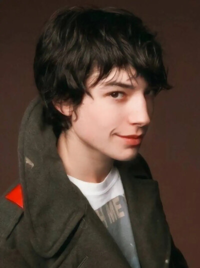 埃兹拉·米勒 Ezra Miller
1992-09-30
出生地: 美国,新泽西州,Wyckoff
埃兹拉·米勒是一位多才多艺的90后演员，不仅涉猎影视，还是位优秀的歌者。
米勒出生在新泽西，母亲是一位现代舞演员，他很小就展现出了才华…