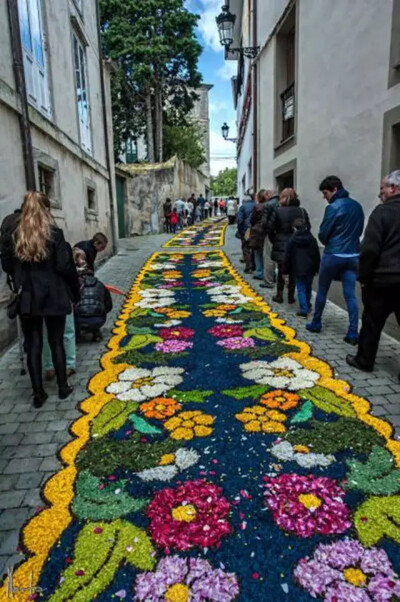 斯佩罗是意大利中部翁布里亚大区的小城镇，是意大利最美的一座小镇。每年6月会举办一个鲜花节，在这一天所有的街道和广场都铺满干花屑组成的花毯十分漂亮。