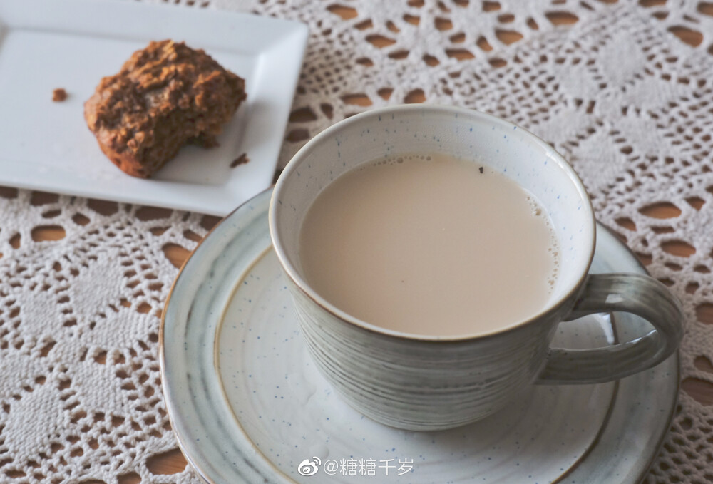 #宅家美食日记##糖糖的吃喝日常##糖的瞎捣鼓# 糖哥下午茶️胡萝卜燕麦小蛋糕✖️奶茶本来是闲着瞎搞搞，没想到胡萝卜放在蛋糕里味道好奇妙啊！没了萝卜的生味，反而是甜丝丝的肉桂红糖核桃碎的经典搭配，我反正已经上瘾了！还煮了奶茶。用的是老哥带回的T2茶，之前讲过，它非常香的。第一冲奶味浓一点，后面加水，茶味就重了。放点炼乳进去搅搅，丝毫不比外面卖的差啦！不瞒你们，我喝了三壶