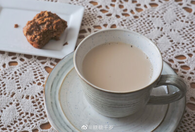 #宅家美食日记##糖糖的吃喝日常##糖的瞎捣鼓# 糖哥下午茶?胡萝卜燕麦小蛋糕??奶茶本来是闲着瞎搞搞，没想到胡萝卜放在蛋糕里味道好奇妙啊！没了萝卜的生味，反而是甜丝丝的肉桂红糖核桃碎的经典搭配，我反正已经…