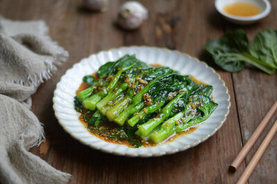 ◢蒜蓉蚝油菜心口感爽脆，味道咸香，原汁原味超级快手~食材：菜心400克 蒜3瓣 耗油适量 酱油1茶匙 淀粉1茶匙 白糖少许 水少许1.菜心洗净，撕掉根部的老皮2.蒜切碎沫3.碗里放入蚝油、酱油、白糖4.再加入少许淀粉和水…