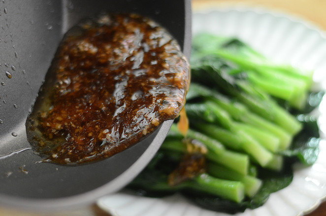 ◢蒜蓉蚝油菜心口感爽脆，味道咸香，原汁原味超级快手~食材：菜心400克 蒜3瓣 耗油适量 酱油1茶匙 淀粉1茶匙 白糖少许 水少许1.菜心洗净，撕掉根部的老皮2.蒜切碎沫3.碗里放入蚝油、酱油、白糖4.再加入少许淀粉和水调匀5.将菜心放入滚水中并加入少许盐和食用油6.焯烫1分钟后捞出，整齐的摆入盘中7.锅里倒入少许油，烧热后爆香蒜蓉8.接着倒入酱汁大火煮开9.淋在菜心上即可