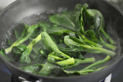 ◢蒜蓉蚝油菜心口感爽脆，味道咸香，原汁原味超级快手~食材：菜心400克 蒜3瓣 耗油适量 酱油1茶匙 淀粉1茶匙 白糖少许 水少许1.菜心洗净，撕掉根部的老皮2.蒜切碎沫3.碗里放入蚝油、酱油、白糖4.再加入少许淀粉和水…