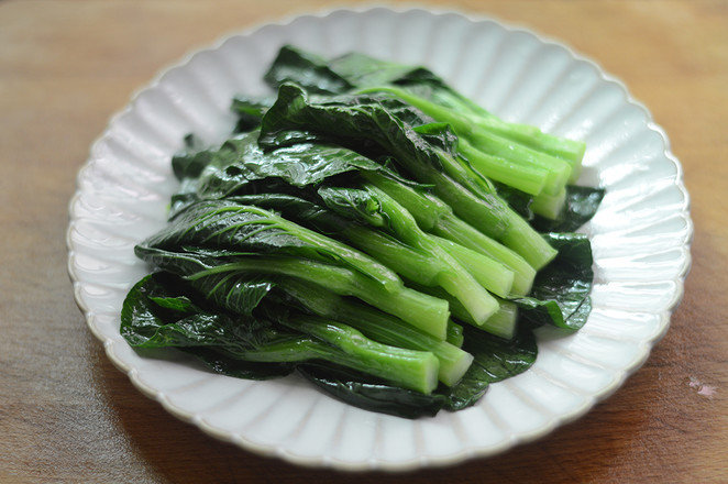 ◢蒜蓉蚝油菜心口感爽脆，味道咸香，原汁原味超级快手~食材：菜心400克 蒜3瓣 耗油适量 酱油1茶匙 淀粉1茶匙 白糖少许 水少许1.菜心洗净，撕掉根部的老皮2.蒜切碎沫3.碗里放入蚝油、酱油、白糖4.再加入少许淀粉和水调匀5.将菜心放入滚水中并加入少许盐和食用油6.焯烫1分钟后捞出，整齐的摆入盘中7.锅里倒入少许油，烧热后爆香蒜蓉8.接着倒入酱汁大火煮开9.淋在菜心上即可