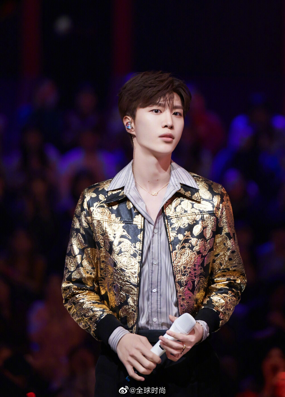 范丞丞 金色夹克# 范丞丞 &amp; 江苏卫视春晚造型,金色夹克炫酷