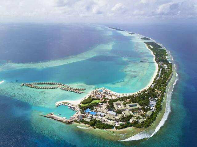 #和环妹一起来旅行# 马尔代夫康迪马岛位于马尔代夫哈阿鲁环礁岛上有一个天然泻湖和郁郁葱葱的热带植被在这里可享受无尽的热带景观品尝各种美食非常适合家庭度假和蜜月度假