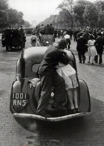 上世纪巴黎街头拥吻的情侣。作者：Robert Doisneau