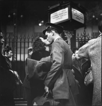 上世纪巴黎街头拥吻的情侣。作者：Robert Doisneau