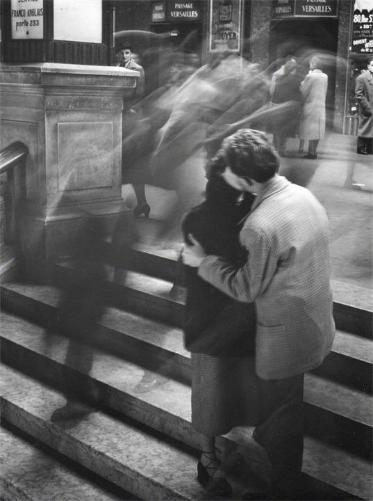 上世纪巴黎街头拥吻的情侣。作者：Robert Doisneau