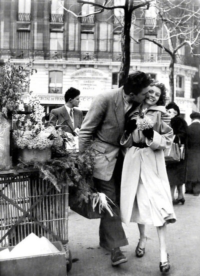 上世纪巴黎街头拥吻的情侣。作者：Robert Doisneau