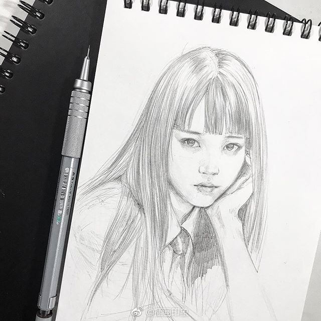 漂亮女孩人物铅笔插画~【插画师：知花シンジ 】