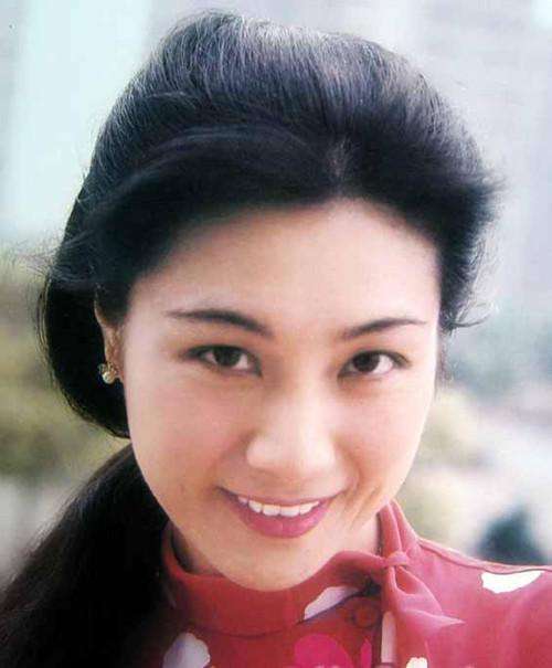 陈烨，1955出生于上海，1975年参加拍摄影片《难忘的战斗》，饰演女战士范可君，同年调上海电影制片厂任演员。1983年他在《垂帘听政》中扮演了慈安东太后，这是银幕上首次出现这个历史人物，几乎所有的电影观众着迷于她。