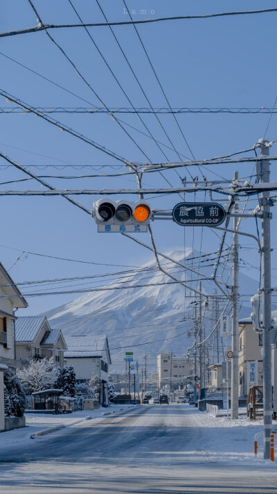 真的好想去一次日本 好喜欢日本繁花的十字路口 还有温柔的山海 空闲时去居酒屋和朋友聊聊琐事 去寺庙的樱花树下拍照 在富士山前看沉寂的浪漫
图源：小武拉莫
文源：酒色温柔
简约干净风景手机壁纸