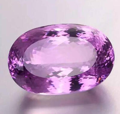 紫锂辉Kunzite，1902年著名美国矿物学家乔治·佛烈德里克·昆兹博士对紫锂辉的发现，终结了它被用于提炼锂元素而暴殄天物的历史。因此，紫锂辉以他的名字命名，也常被直译为孔赛石。