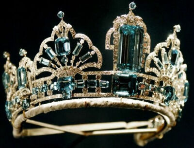 Garrard's Jewelry丨成立于1735年的珠宝商，被维多利亚女王颁赐CrownJeweller的美誉，1911年被任命设计玛丽女王的加冕皇冠，以及国王佐治五世於德里杜尔巴宫殿佩戴的印度王冠，Garrard已经为英国六代王朝设计加冕皇…