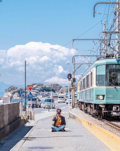 日本镰仓 蓝天白云电车海平线 ☁️