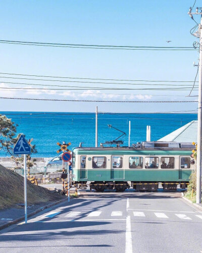 日本镰仓 蓝天白云电车海平线 ☁️