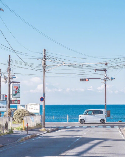 日本镰仓 蓝天白云电车海平线 ☁️