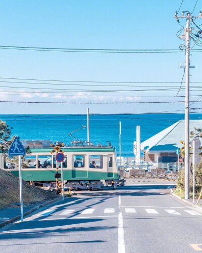 日本镰仓 蓝天白云电车海平线 ☁️