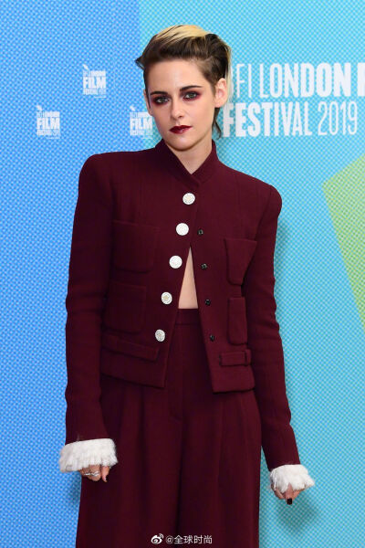 #Kristen Stewart# 出席活动造型，酒红色套装搭配酒红色烟熏眼妆，帅K真的很适合吸血鬼妆容～