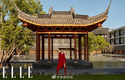 #杨幂 鱼骨辫# 杨幂登《ELLE》十一月刊封面，深V红裙搭配鱼骨辫发型，用活泼调皮完美平衡浓艳与夸张，大幂幂的少女感多年不变。