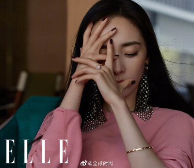 #杨幂 鱼骨辫# 杨幂登《ELLE》十一月刊封面，深V红裙搭配鱼骨辫发型，用活泼调皮完美平衡浓艳与夸张，大幂幂的少女感多年不变。