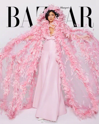 #Kylie Jenner# &amp;《BAZAAR》三月刊，粉红花朵披风甜美又霸气，彻头彻尾的公主范～