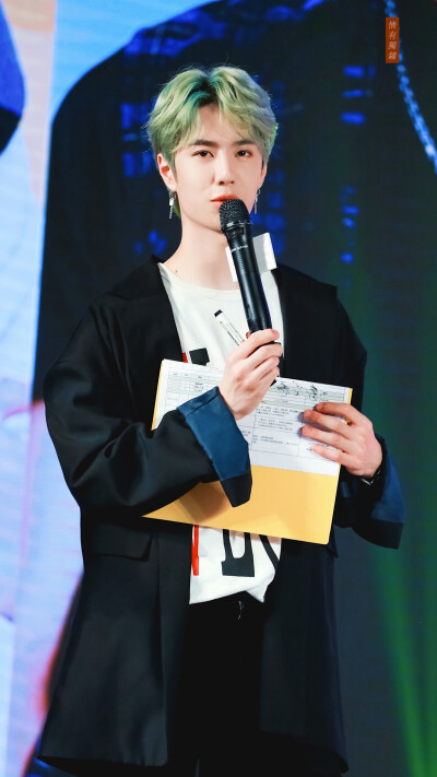 180427 小迷糊发布会 @UNIQ-王一博 cr:logo