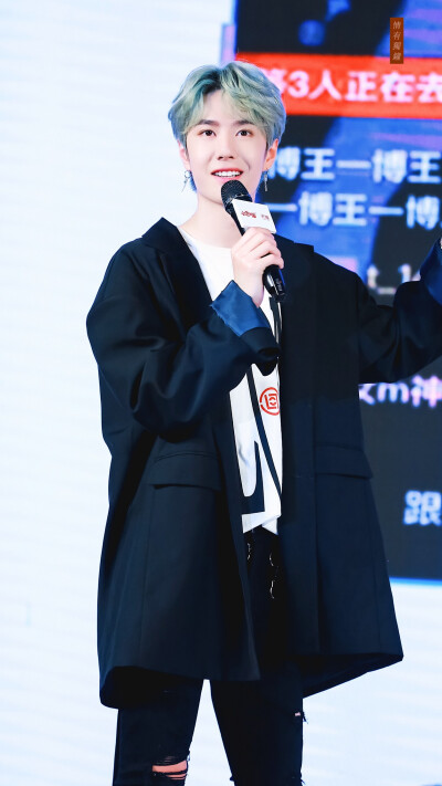 180427 小迷糊发布会 @UNIQ-王一博 cr:logo