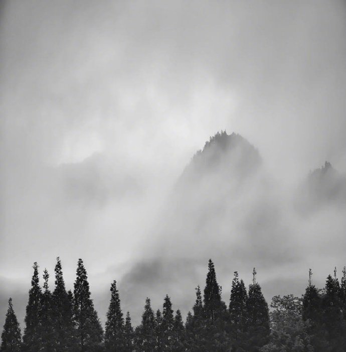 天青色等烟雨，而我在等你；看炊烟袅袅升起，隔江千万里。