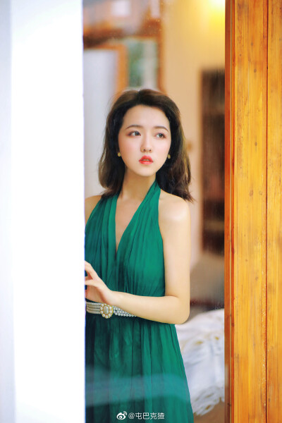 凛冬未至 酷暑已过 现在是去见你的最好季节
出境／@-张诗佩
摄影/@屯巴克猹
#重庆约拍##杭州约拍# ​​​