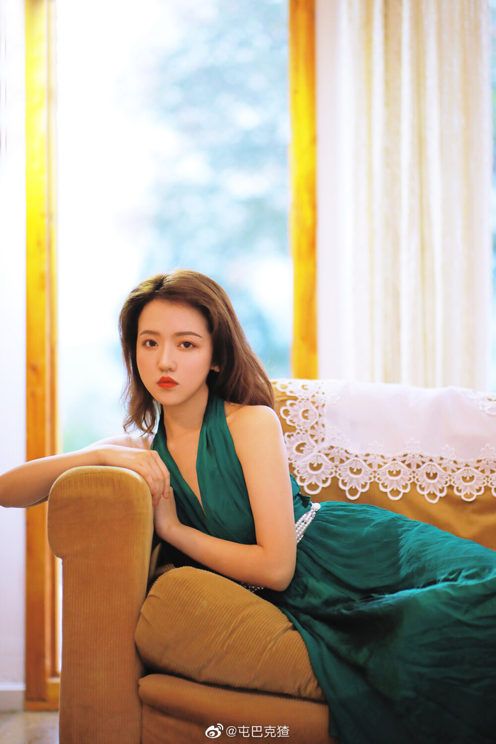 凛冬未至 酷暑已过 现在是去见你的最好季节
出境／@-张诗佩
摄影/@屯巴克猹
#重庆约拍##杭州约拍# ​​​