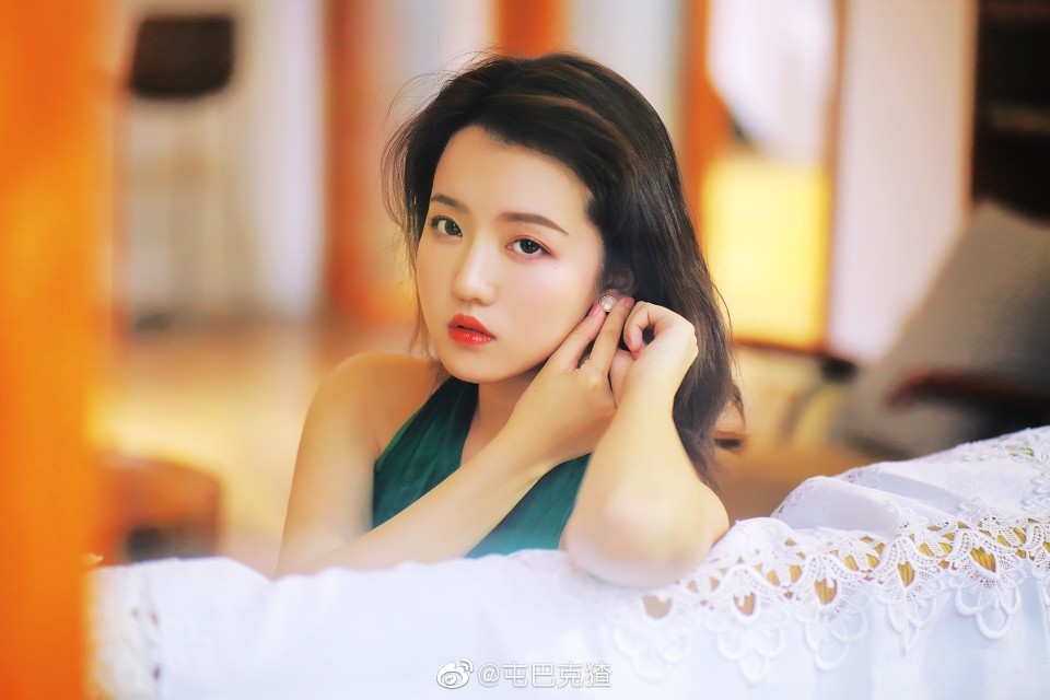 凛冬未至 酷暑已过 现在是去见你的最好季节
出境／@-张诗佩
摄影/@屯巴克猹
#重庆约拍##杭州约拍# ​​​