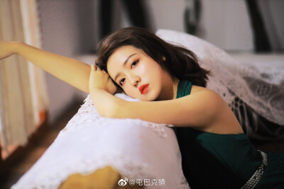 凛冬未至 酷暑已过 现在是去见你的最好季节
出境／@-张诗佩
摄影/@屯巴克猹
#重庆约拍##杭州约拍# ​​​