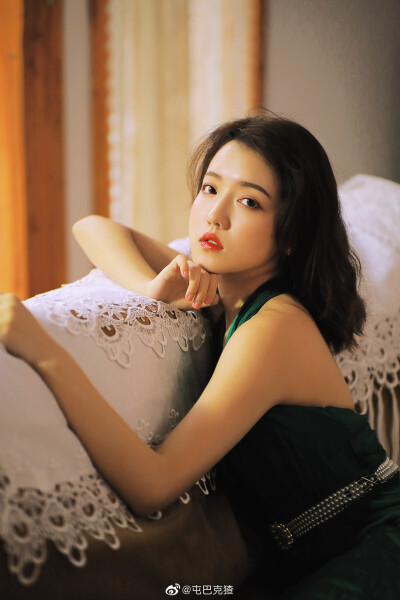 凛冬未至 酷暑已过 现在是去见你的最好季节
出境／@-张诗佩
摄影/@屯巴克猹
#重庆约拍##杭州约拍# ​​​