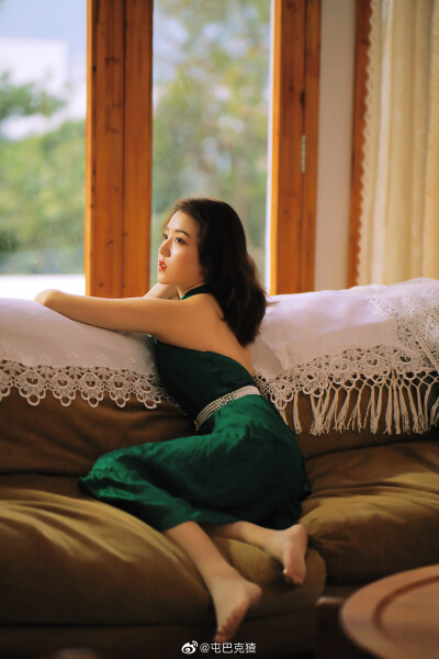 凛冬未至 酷暑已过 现在是去见你的最好季节
出境／@-张诗佩
摄影/@屯巴克猹
#重庆约拍##杭州约拍# ​​​