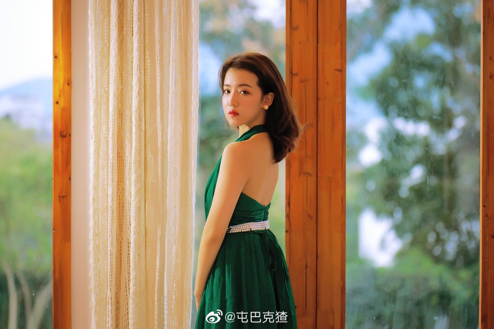 凛冬未至 酷暑已过 现在是去见你的最好季节
出境／@-张诗佩
摄影/@屯巴克猹
#重庆约拍##杭州约拍# ​​​