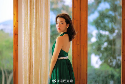 凛冬未至 酷暑已过 现在是去见你的最好季节
出境／@-张诗佩
摄影/@屯巴克猹
#重庆约拍##杭州约拍# ​​​